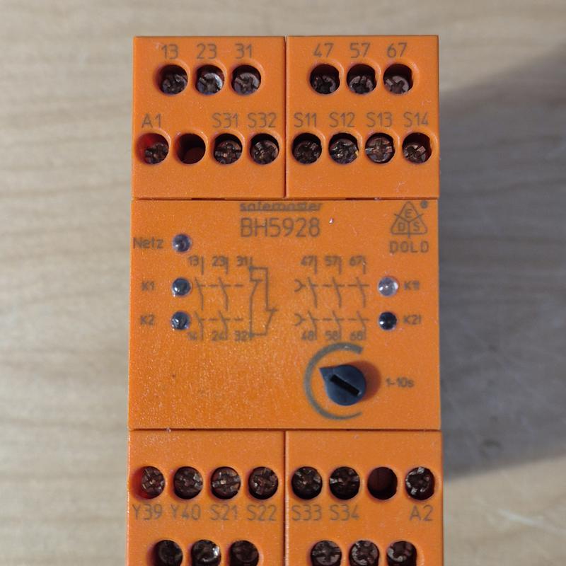 Bezpečnostní relé DOLD BH5928, použitý díl. 