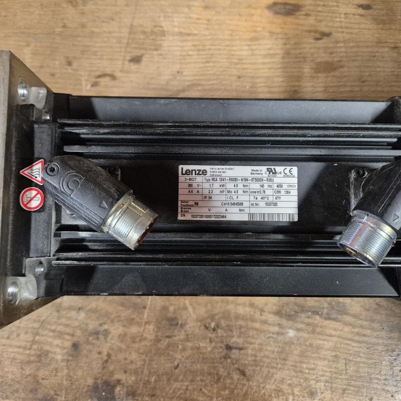 Servomotor Lenze MCA 13I41-RS0B0-N19N-ST5S00N-R0S U